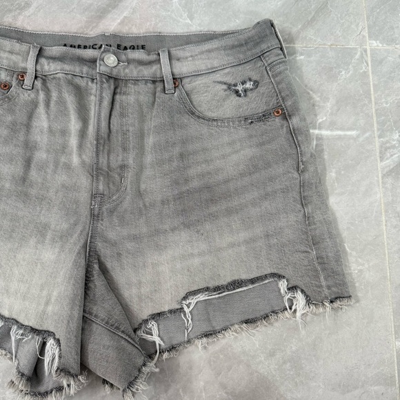 Women’s American Eagle Relaxed Distressed Gray Wash Jean Shorts Plus Size 14 - Picture 2 of 16